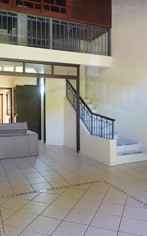 Casa à venda com 389m², 4 quartos e 3 vagasSala