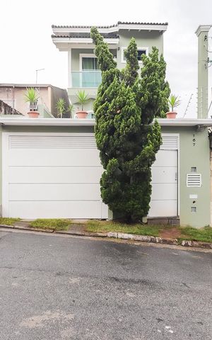 Casa para alugar com 260m², 4 quartos e 7 vagasFachada