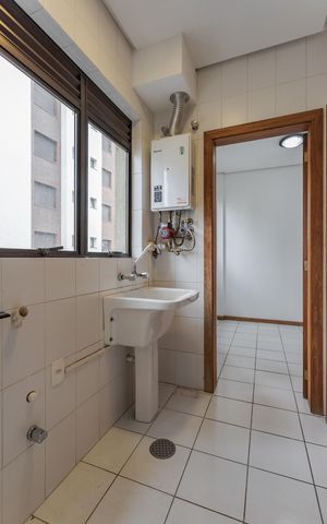Apartamento à venda com 246m², 3 quartos e 2 vagas Apartamento à venda com 246m², 3 quartos e 2 vagasCozinha e Área de Serviço