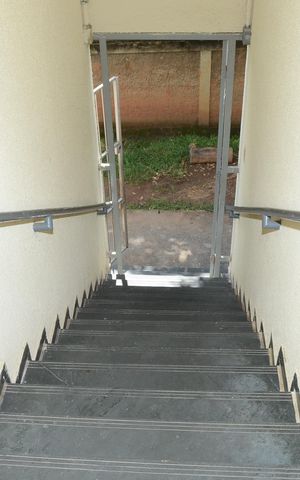 Apartamento à venda com 49m², 2 quartos e 1 vagaEscada