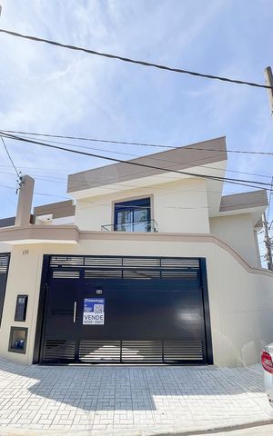 Casa à venda com 185m², 3 quartos e 2 vagasFachada + plaquinha