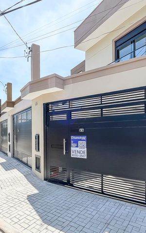 Casa à venda com 185m², 3 quartos e 2 vagasFachada + plaquinha