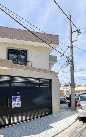 Casa à venda com 185m², 3 quartos e 2 vagasFachada + plaquinha