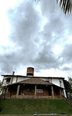 Casa de condomínio para alugar com 3000m², 6 quartos e 4 vagas Casa de condomínio para alugar com 3000m², 6 quartos e 4 vagasFachada
