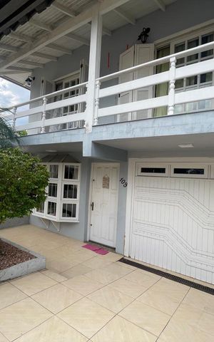 Casa à venda com 215m², 3 quartos e 2 vagas Casa à venda com 215m², 3 quartos e 2 vagasFachada