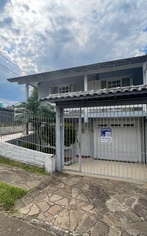 Casa à venda com 215m², 3 quartos e 2 vagas Casa à venda com 215m², 3 quartos e 2 vagasFachada