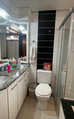 Casa à venda com 215m², 3 quartos e 2 vagas Casa à venda com 215m², 3 quartos e 2 vagasBanheiro social