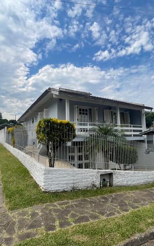 Casa à venda com 215m², 3 quartos e 2 vagas Casa à venda com 215m², 3 quartos e 2 vagasFachada