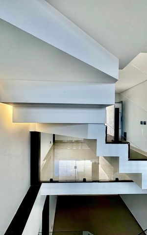 Casa à venda com 210m², 3 quartos e 4 vagas Casa à venda com 210m², 3 quartos e 4 vagasDetalhe escada