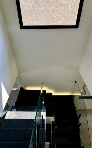 Casa à venda com 210m², 3 quartos e 4 vagas Casa à venda com 210m², 3 quartos e 4 vagasDetalhe escada