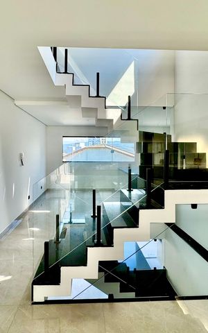 Casa à venda com 210m², 3 quartos e 4 vagas Casa à venda com 210m², 3 quartos e 4 vagasSala