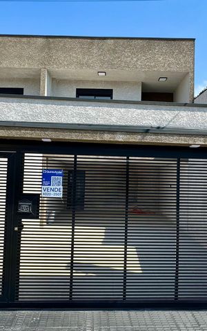 Casa à venda com 210m², 3 quartos e 4 vagas Casa à venda com 210m², 3 quartos e 4 vagasPlaca instalada na fachada do imóvel