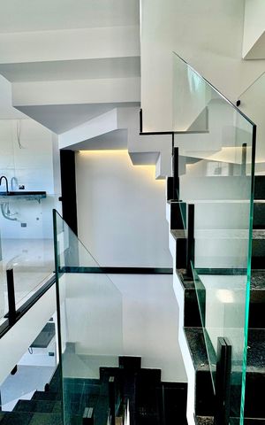 Casa à venda com 210m², 3 quartos e 4 vagas Casa à venda com 210m², 3 quartos e 4 vagasDetalhe escada