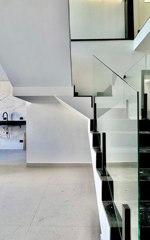 Casa à venda com 210m², 3 quartos e 4 vagas Casa à venda com 210m², 3 quartos e 4 vagasDetalhe escada