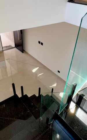 Casa à venda com 210m², 3 quartos e 4 vagas Casa à venda com 210m², 3 quartos e 4 vagasDetalhe escada
