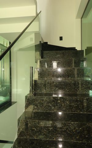 Casa à venda com 180m², 3 quartos e 3 vagasEscada para o primeiro piso