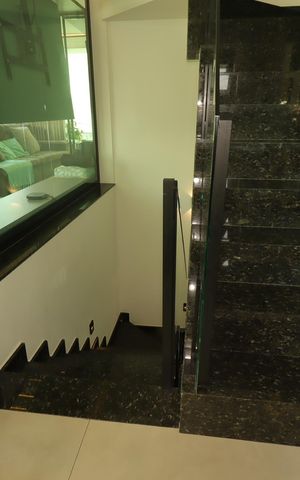 Casa à venda com 180m², 3 quartos e 3 vagasEscada para o primeiro piso