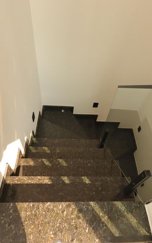 Casa à venda com 180m², 3 quartos e 3 vagasEscada para a cobertura