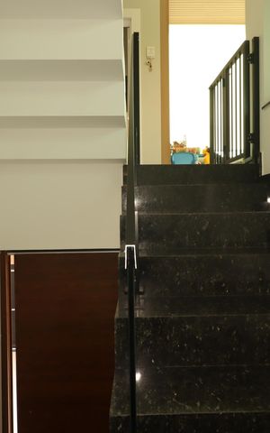Casa à venda com 180m², 3 quartos e 3 vagasEscada para o primeiro piso