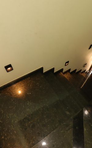 Casa à venda com 180m², 3 quartos e 3 vagasEscada para o primeiro piso