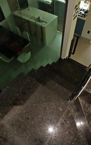 Casa à venda com 180m², 3 quartos e 3 vagasEscada para o segundo piso