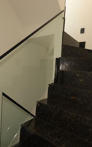 Casa à venda com 180m², 3 quartos e 3 vagasEscada para o segundo piso