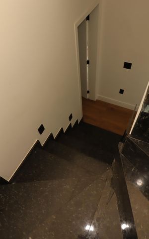 Casa à venda com 180m², 3 quartos e 3 vagasEscada para a cobertura