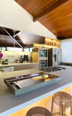 Casa à venda com 550m², 5 quartos e 4 vagas Casa à venda com 550m², 5 quartos e 4 vagasEspaço Gourmet