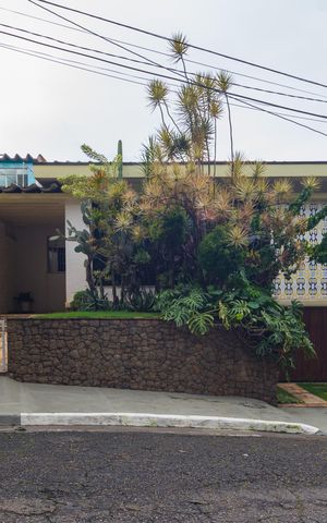 Casa à venda com 194m², 3 quartos e 3 vagas Casa à venda com 194m², 3 quartos e 3 vagasFachada