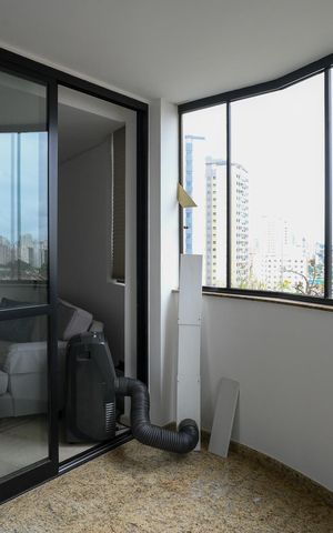 Apartamento à venda com 150m², 3 quartos e 3 vagas Apartamento à venda com 150m², 3 quartos e 3 vagasVaranda