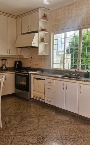 Casa para alugar com 480m², 5 quartos e 5 vagas Casa para alugar com 480m², 5 quartos e 5 vagasCozinha