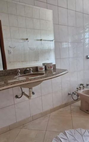 Casa para alugar com 480m², 5 quartos e 5 vagas Casa para alugar com 480m², 5 quartos e 5 vagasBanheiro