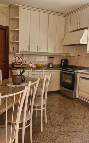 Casa para alugar com 480m², 5 quartos e 5 vagas Casa para alugar com 480m², 5 quartos e 5 vagasCozinha