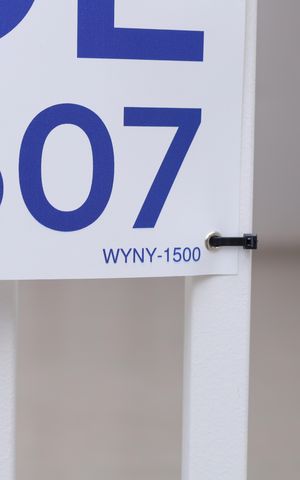 Apartamento à venda com 19m², 1 quarto e sem vagaPlaca instalada na grade da fachada do condomínio - Código da placa: WYNY-1500