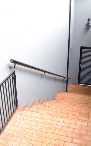 Casa para alugar com 260m², 4 quartos e 4 vagasEscada