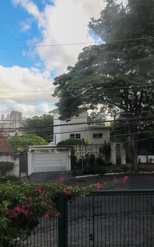 Casa à venda com 640m², 5 quartos e 6 vagas Casa à venda com 640m², 5 quartos e 6 vagasVista do Quarto 1