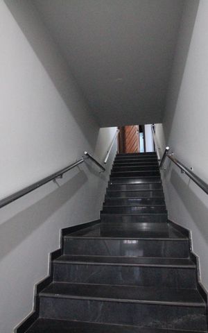 Casa para alugar com 650m², 4 quartos e 4 vagasEscada