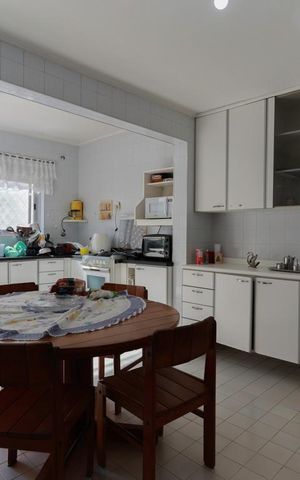 Casa à venda com 254m², 2 quartos e 3 vagas Casa à venda com 254m², 2 quartos e 3 vagasCozinha