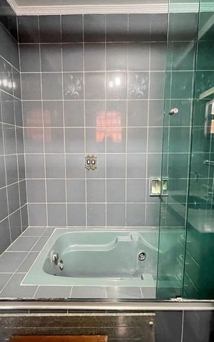 Casa à venda com 272m², 4 quartos e 3 vagasBanheiro 2