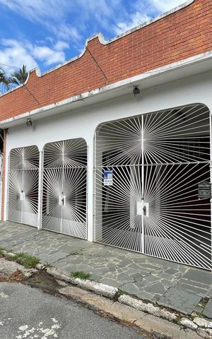 Casa à venda com 272m², 4 quartos e 3 vagasFachada com plaquinha BALD-869