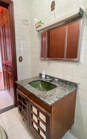Casa à venda com 272m², 4 quartos e 3 vagasBanheiro 1