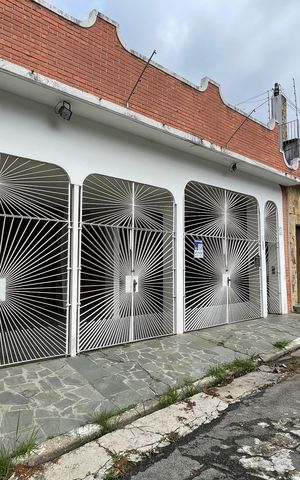 Casa à venda com 272m², 4 quartos e 3 vagasFachada com plaquinha BALD-869