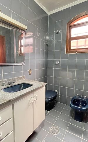 Casa à venda com 272m², 4 quartos e 3 vagasBanheiro 2