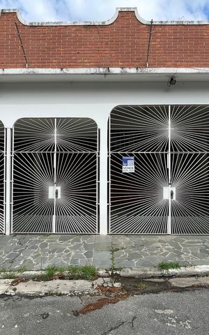Casa à venda com 272m², 4 quartos e 3 vagasFachada com plaquinha BALD-869