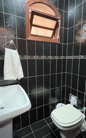 Casa à venda com 272m², 4 quartos e 3 vagasBanheiro 4