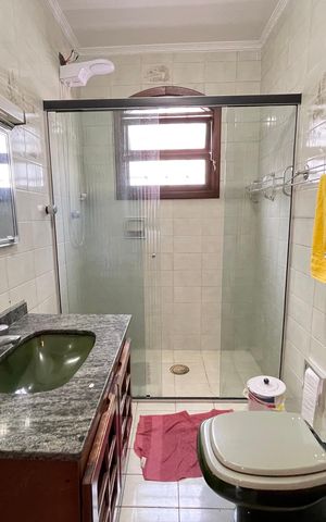 Casa à venda com 272m², 4 quartos e 3 vagasBanheiro 1