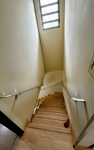 Casa à venda com 206m², 3 quartos e 2 vagas Casa à venda com 206m², 3 quartos e 2 vagasEscada