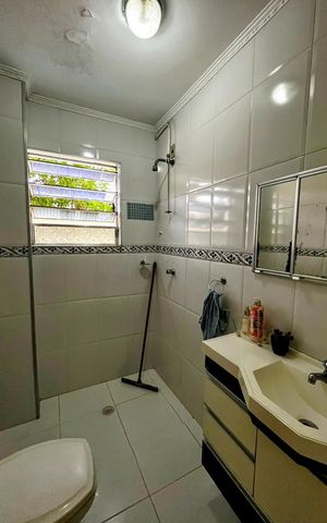 Casa à venda com 206m², 3 quartos e 2 vagas Casa à venda com 206m², 3 quartos e 2 vagasBanheiro