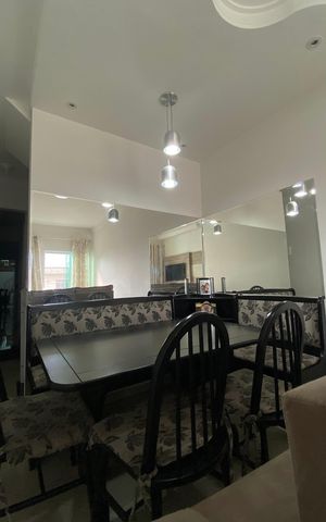 Casa à venda com 111m², 3 quartos e 2 vagas Casa à venda com 111m², 3 quartos e 2 vagasSala