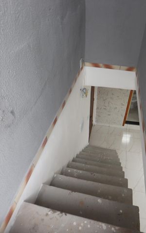 Casa à venda com 160m², 2 quartos e 2 vagasEscada